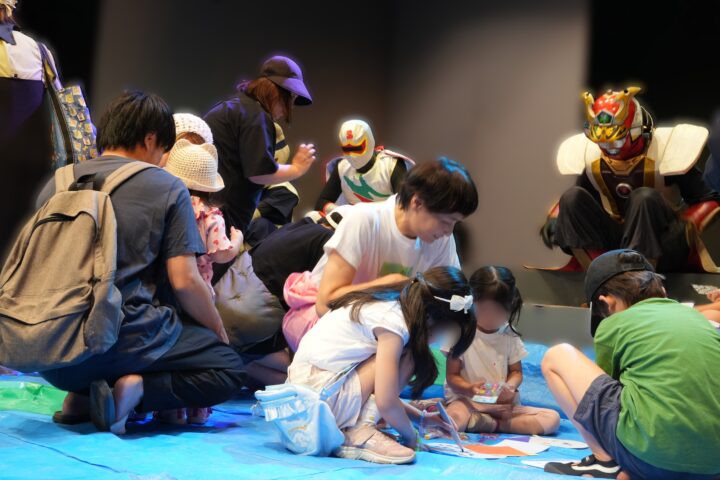 「モノづくり体験　自分の舞台衣装を作ろう」のコーナーでは、子どもたちがコスチュームやうちわを作りました。
カラーペンやシールを自由に使い、それぞれが思い思いの作品を完成させました。