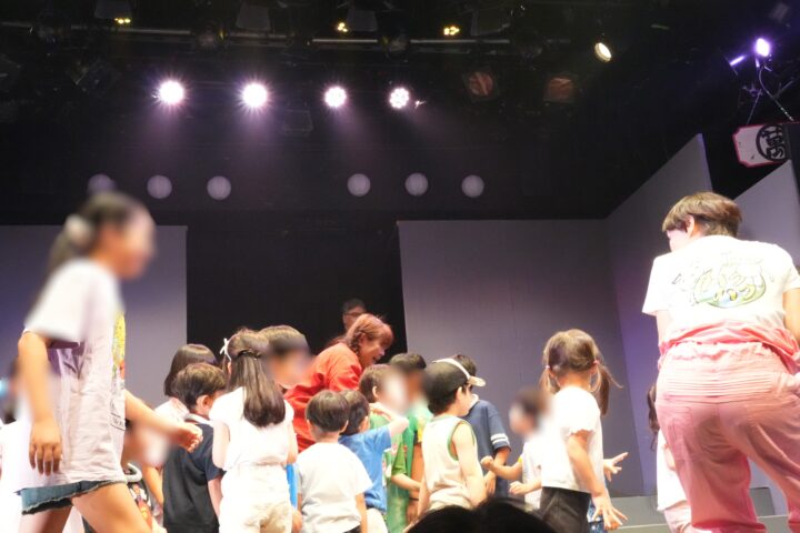 「プロの俳優さんと一緒に、舞台体験」のコーナーでは、子どもたちが舞台上で演劇に挑戦しました。
「もし時間が止まったら、どうなる...？」といったテーマで想像力を膨らまらせ、演技に挑戦しました。