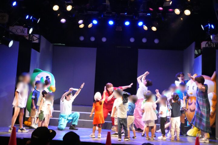 「魔法体験 としま ななまると一緒に魔法を使おう」のコーナーでは、子どもたちが2チームに分かれて、魔法対決をしました。
魔法をかけたり、かけられたり...魔法にかかると身体がカチコチになってしまうユニークな遊びに、子どもたちの笑い声が響きました。