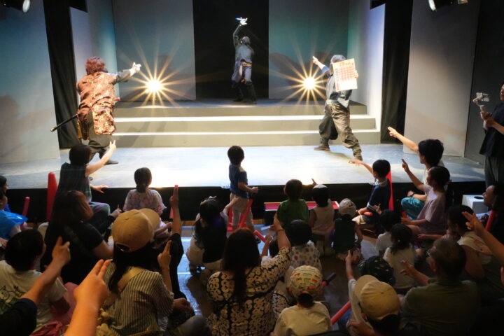 「忍者体験 忍者に弟子入りして己を鍛えよう」のコーナーでは、子どもたちが忍術を教わった後、実践練習に挑戦しました。
最後には参加者全員で忍法を唱え、大きなパワーを生み出しました。