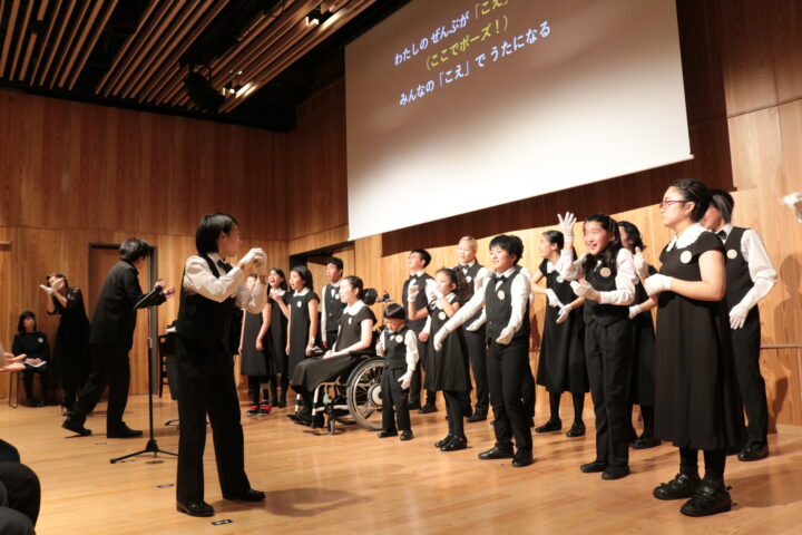 スペシャルパフォーマンスを披露した「ホワイトハンドコーラス NIPPON」。
「声隊」と「サイン隊」が織りなすハーモニーが、会場を温かい感動で包みました。